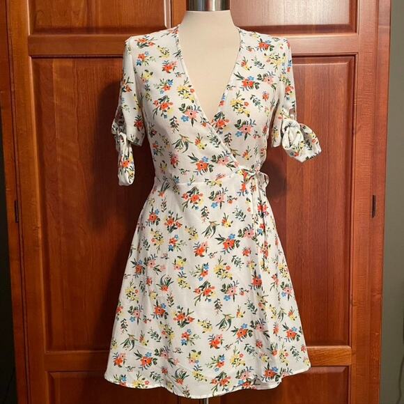 Fashion Union Women's Floral Knot Sleeve Wrap Dress, size 2 - Picture 1 of 8